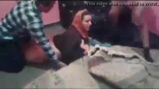 سكس شاب ي نيك شرالأمط أمه ويعزم أصحابه